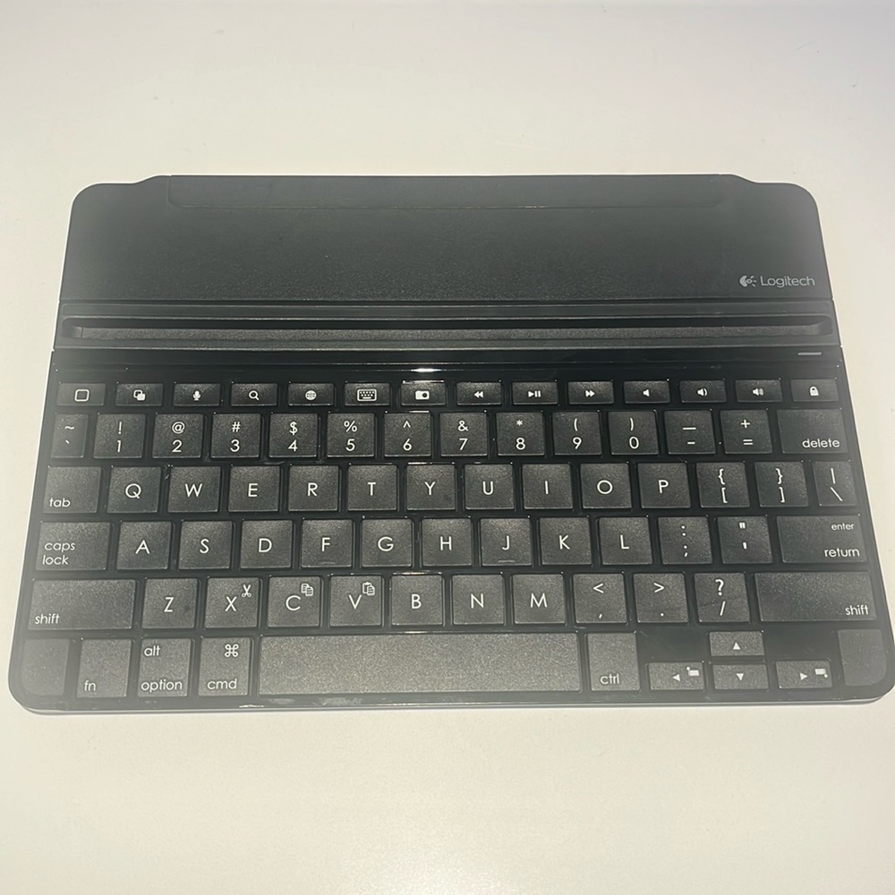 ⌨️ Logitech wireless keyboard, gently used